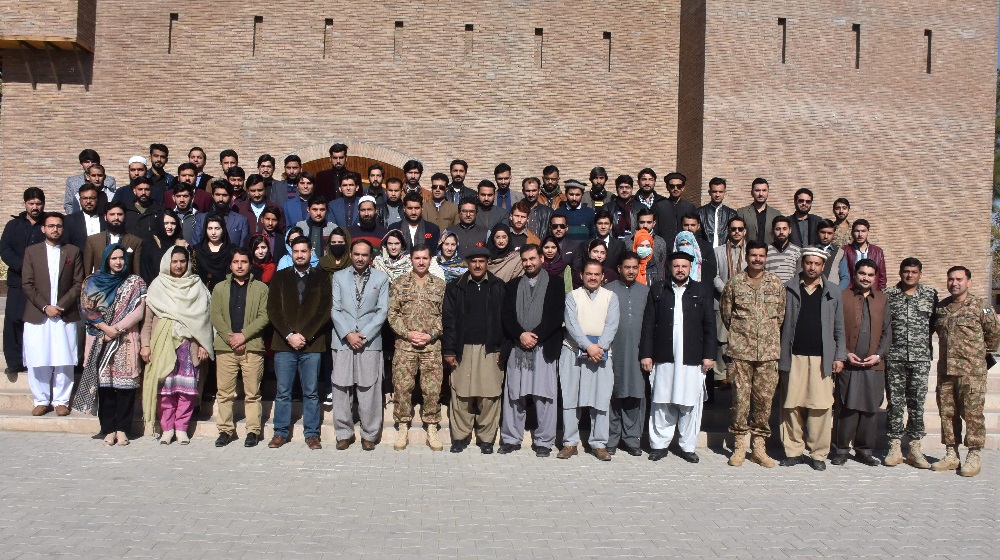 Faculty and students of University of Peshawar are posing with GoC 7th Division Major General Mumtaz Hussain after an interactive session at Tochi Hall, Miran Shah on 17th January, 2019.